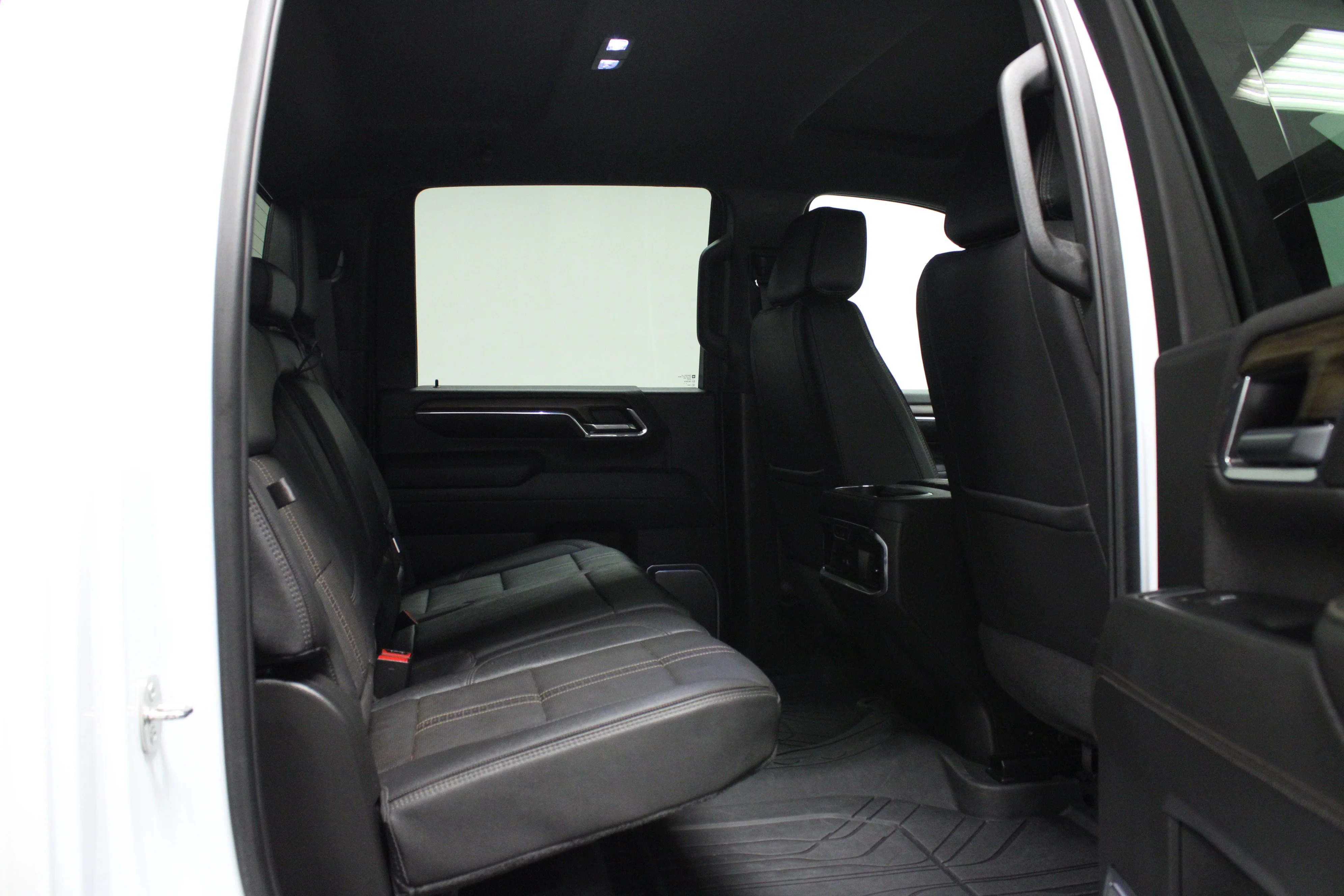 Used 2024 Iridescent Pearl Tricoat Chevrolet High Country image 15