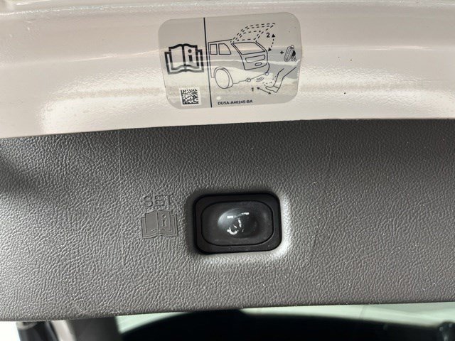 Used 2019 White Platinum Clearcoat Metallic Lincoln Select image 46