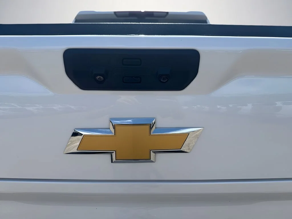Used 2023 Iridescent Pearl Tricoat Chevrolet High Country image 34