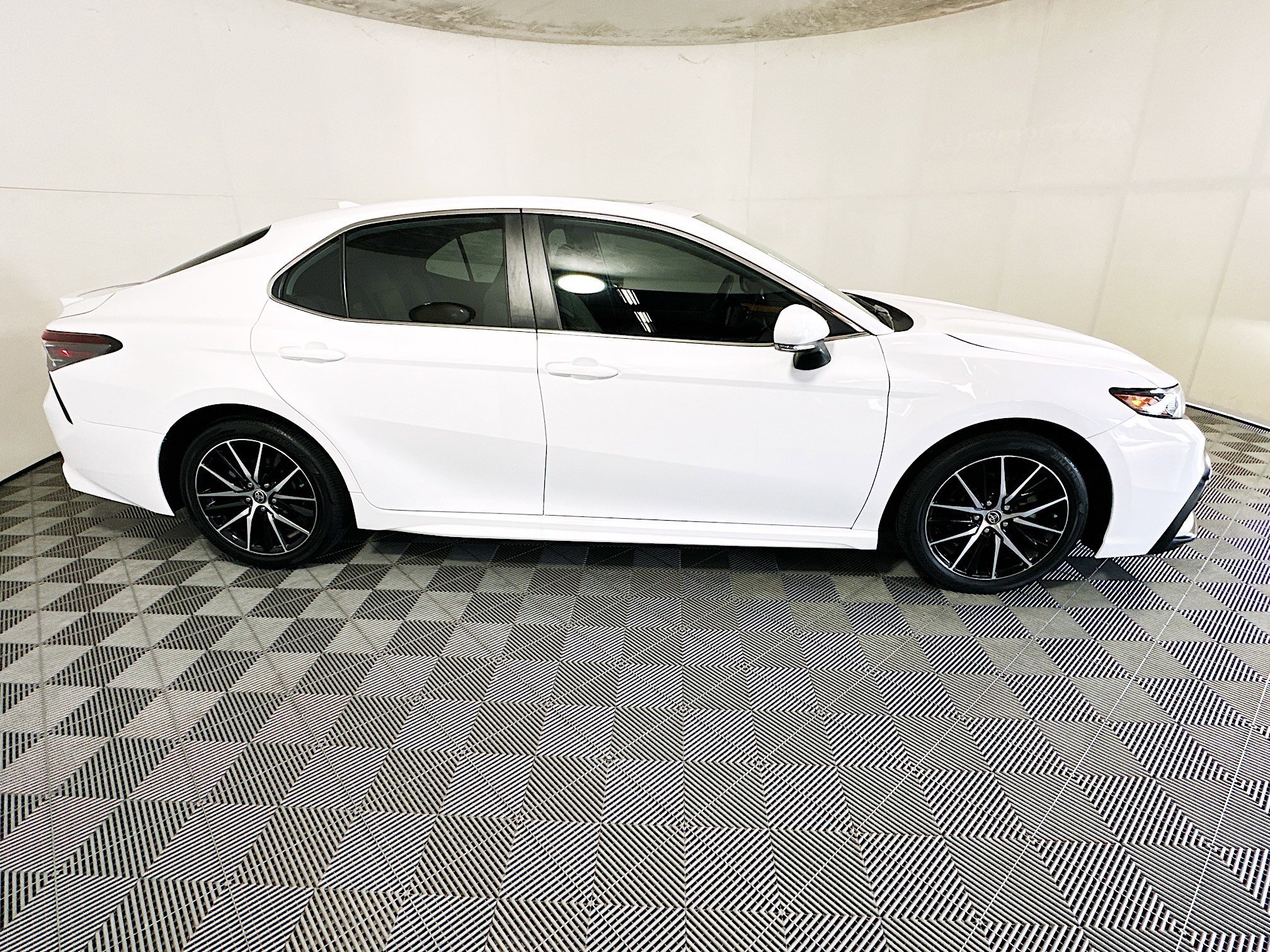 Used 2023 Ice Toyota SE image 2