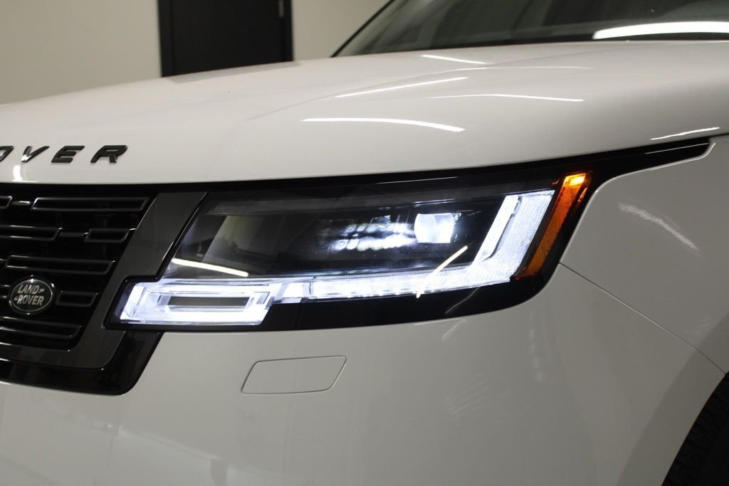 Used 2025 White Land Rover SE image 11