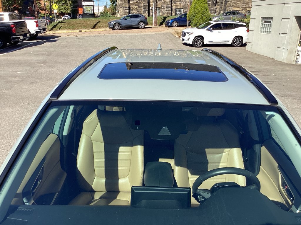 Used 2020  Toyota XLE Premium image 10