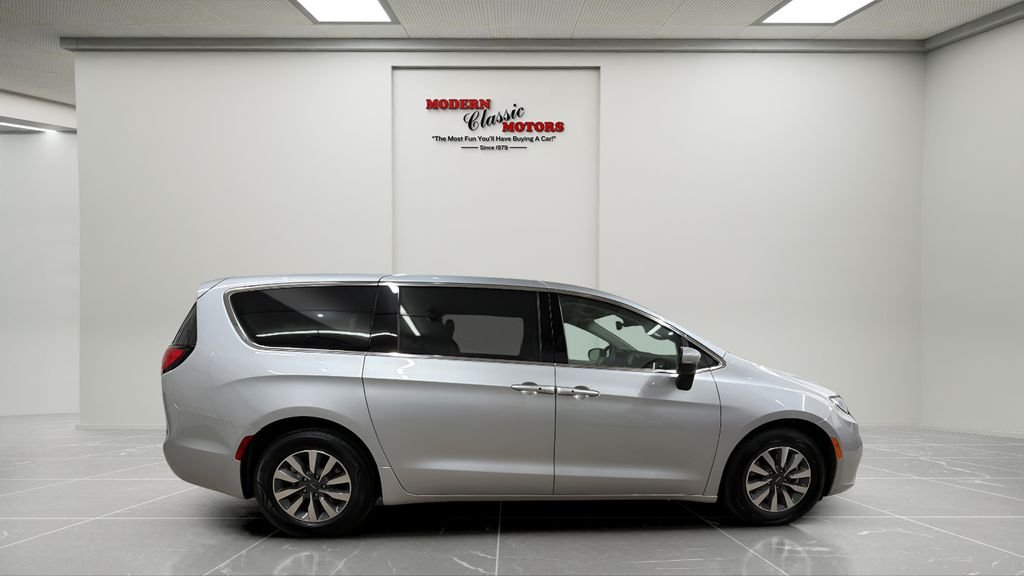 Used 2023 Silver Chrysler Touring L image 6