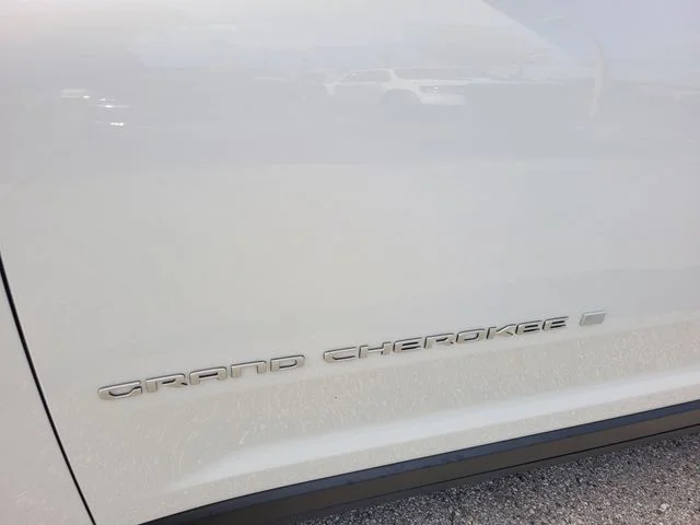 New 2026 Bright White Clear-Coat Exterior Paint Jeep Limited image 3