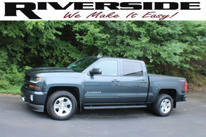 Used 2018 GRAPHITE METALLIC Chevrolet LT image 4