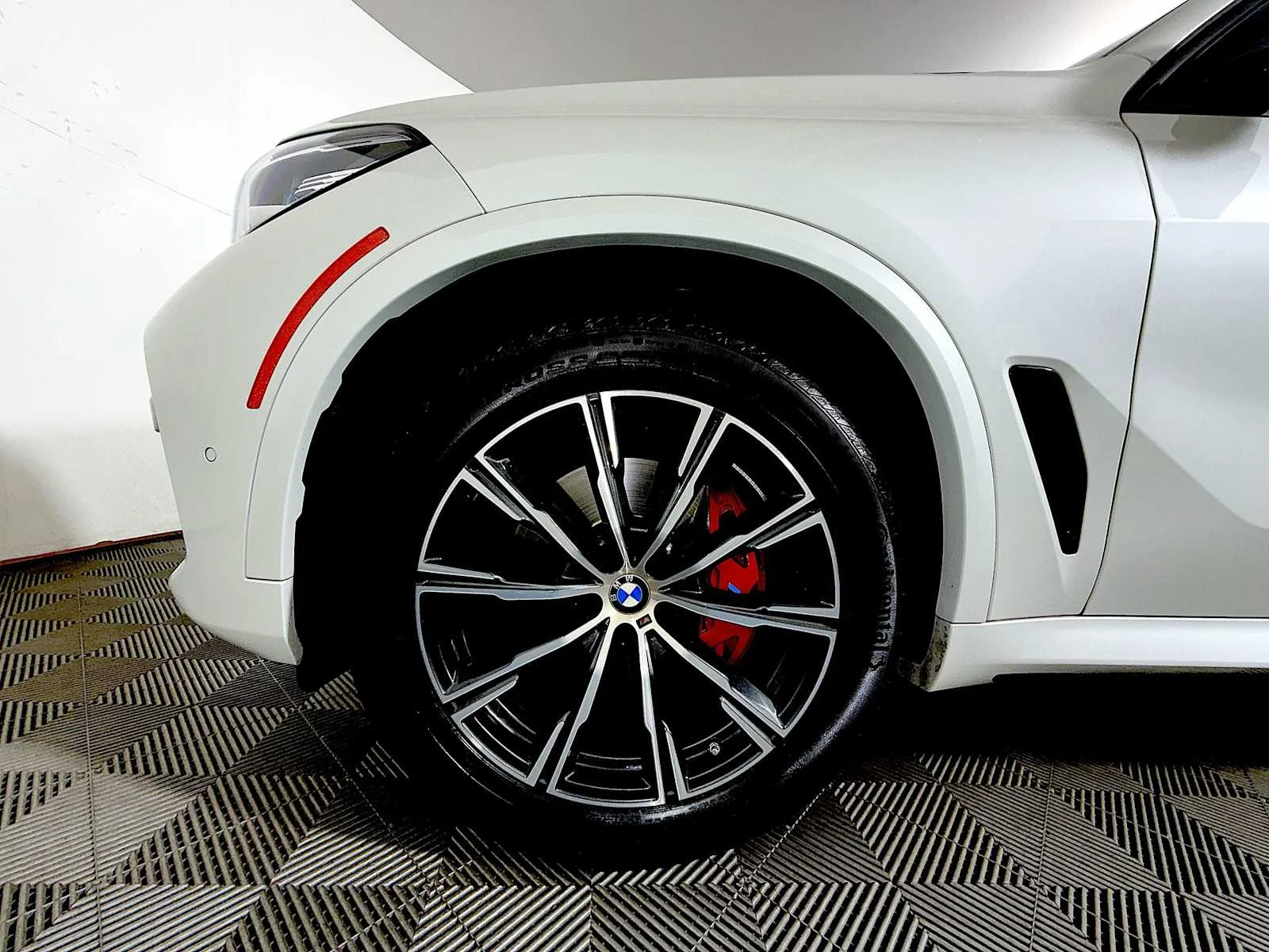 Used 2023 Mineral White Metallic BMW xDrive40i image 8
