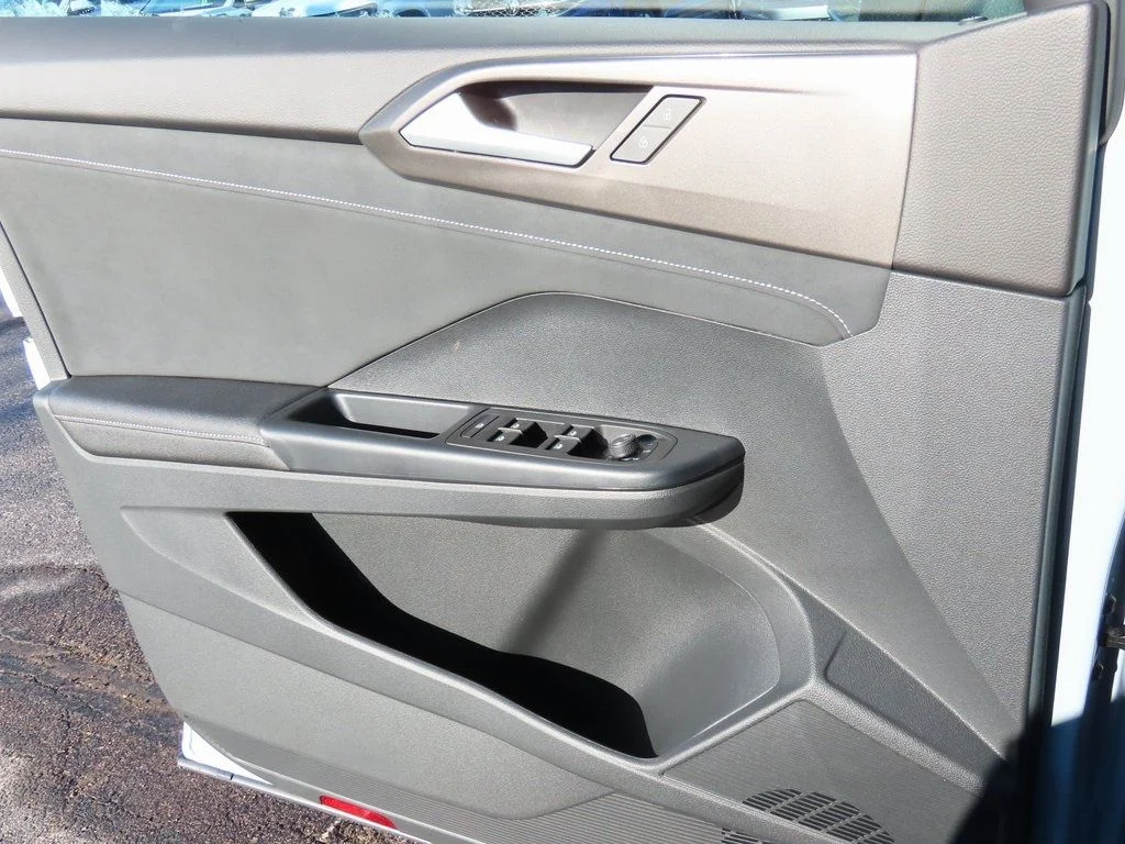 2025 Volkswagen Taos SE Black - Photo 36