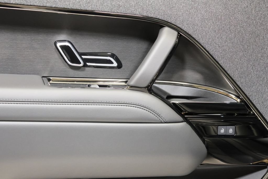 New 2026 Carpathian Grey Land Rover Dynamic SE image 32