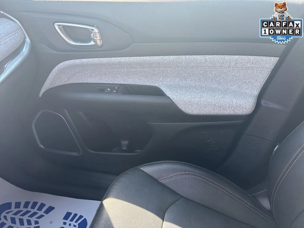 Used 2022 Silver Jeep Latitude Lux image 23