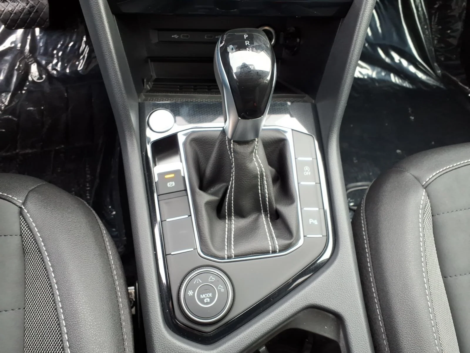 New 2026 Deep Black Pearl Volkswagen SE BLACK 4MOTION image 9
