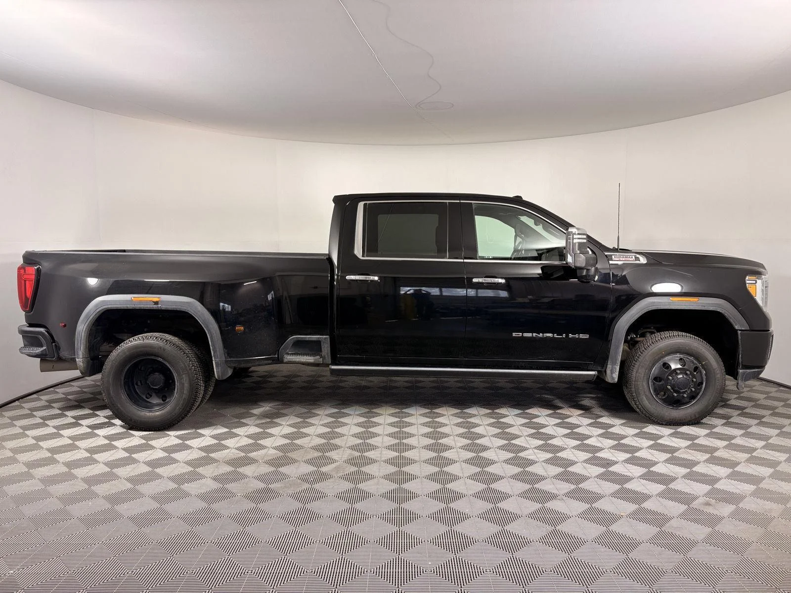 Used 2023 Onyx Black GMC Denali DRW image 11