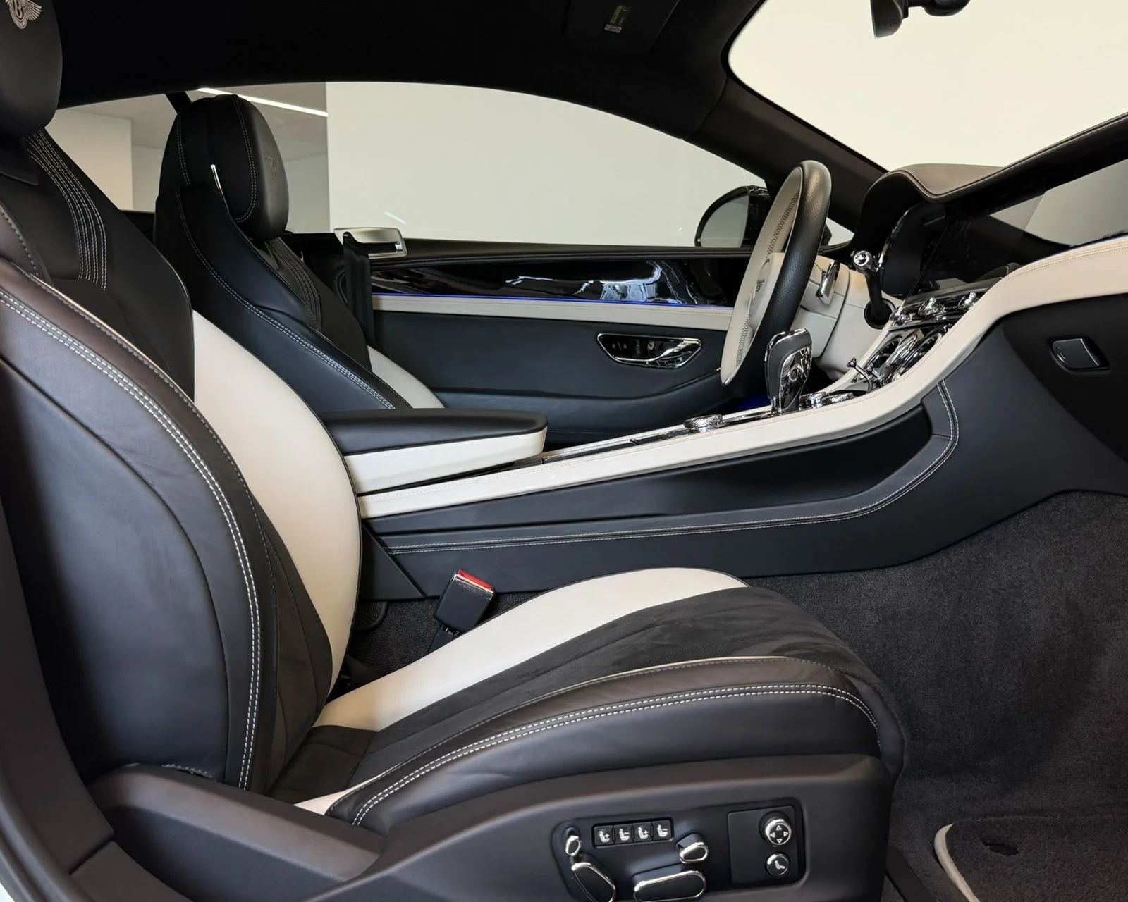 Used 2023 White Bentley V8 S image 33
