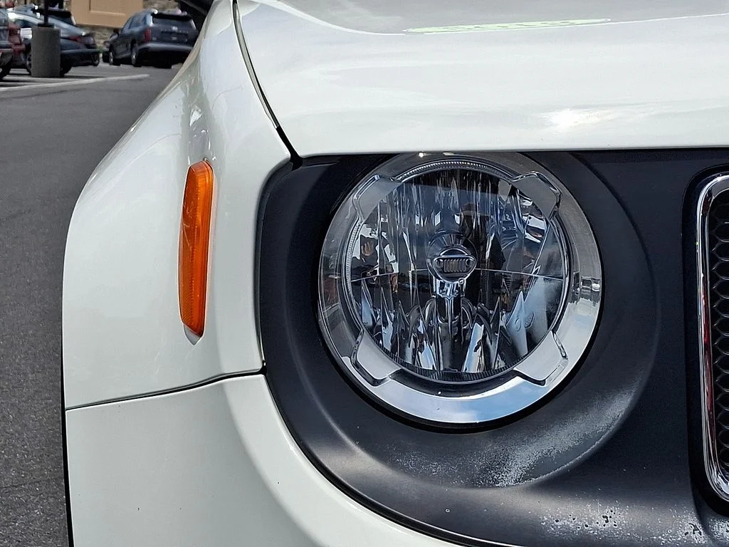 Used 2018 White Jeep Latitude image 9