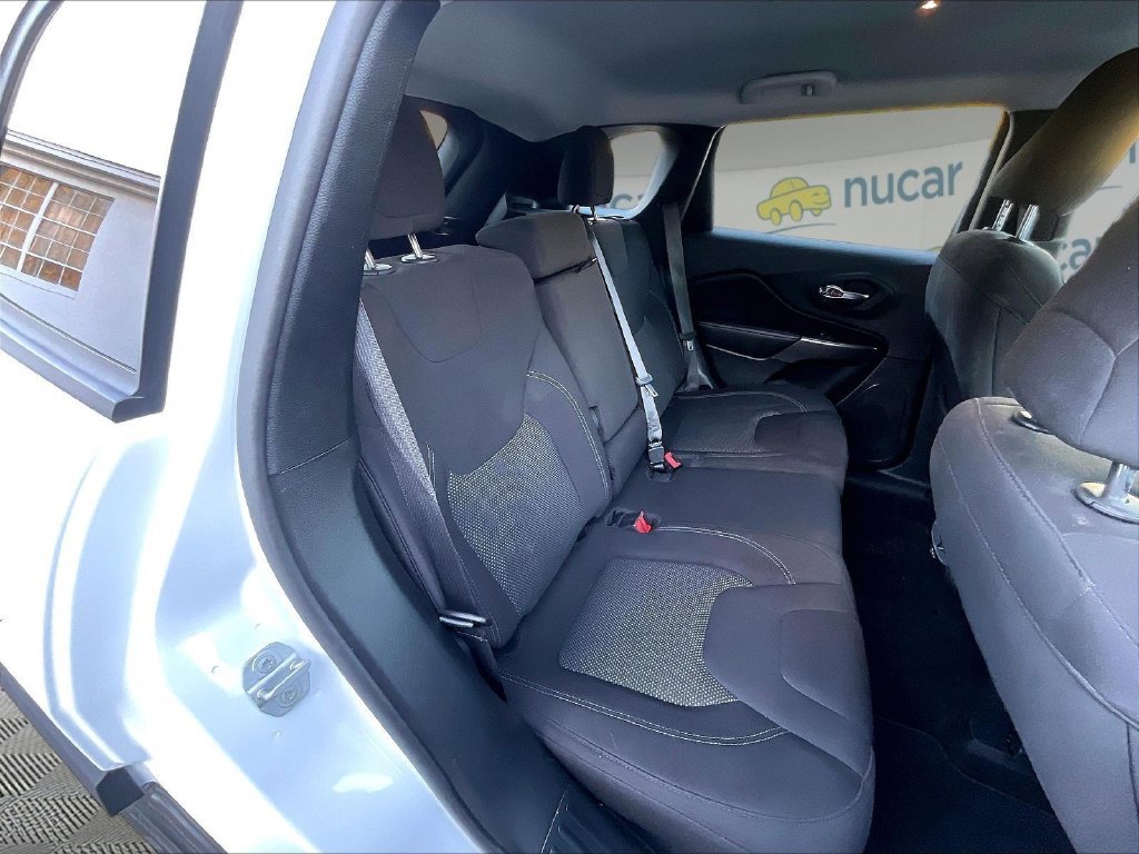Used 2021 White Jeep Latitude image 19