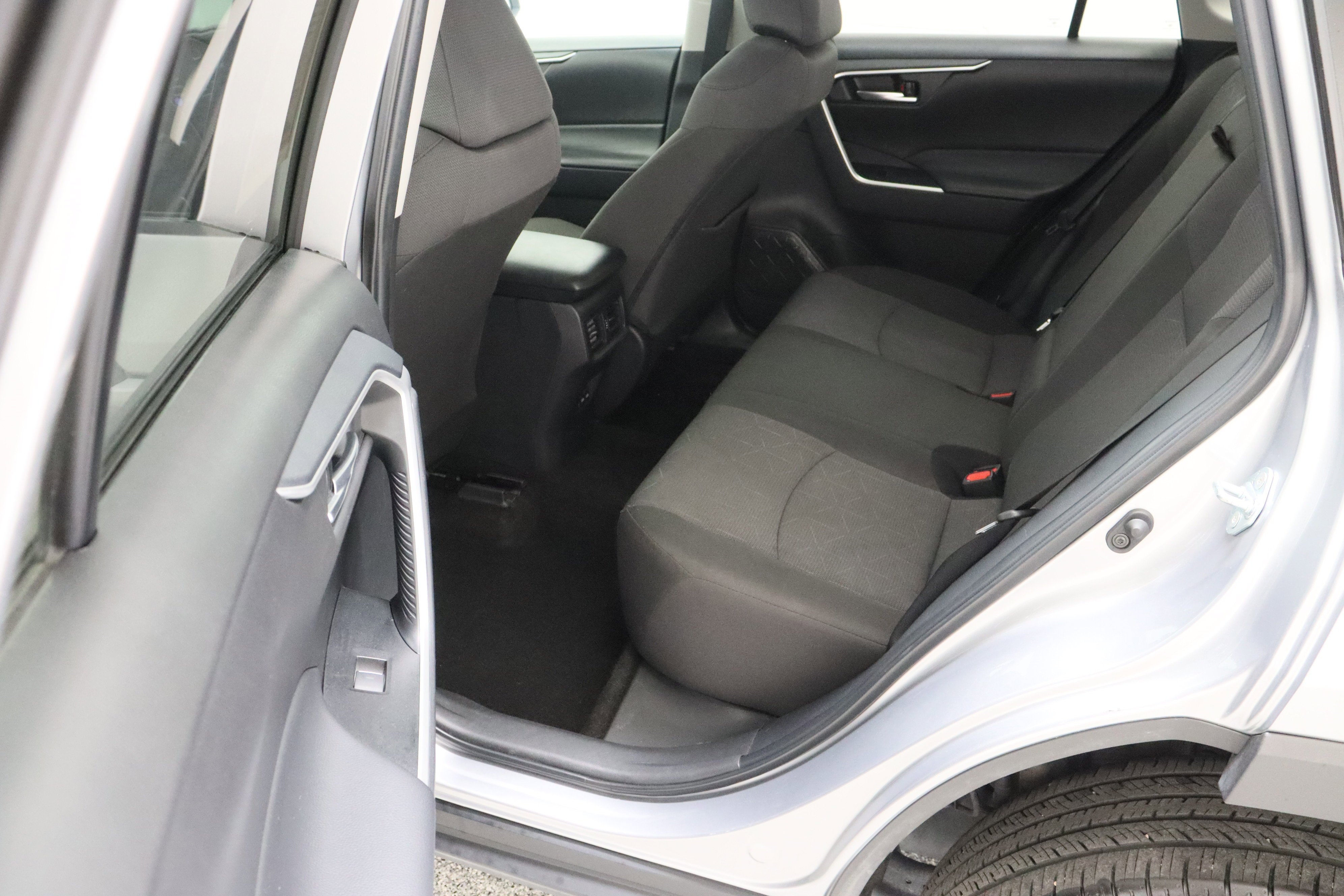Used 2025 Silver Sky Metallic Toyota XLE 2.5L image 28