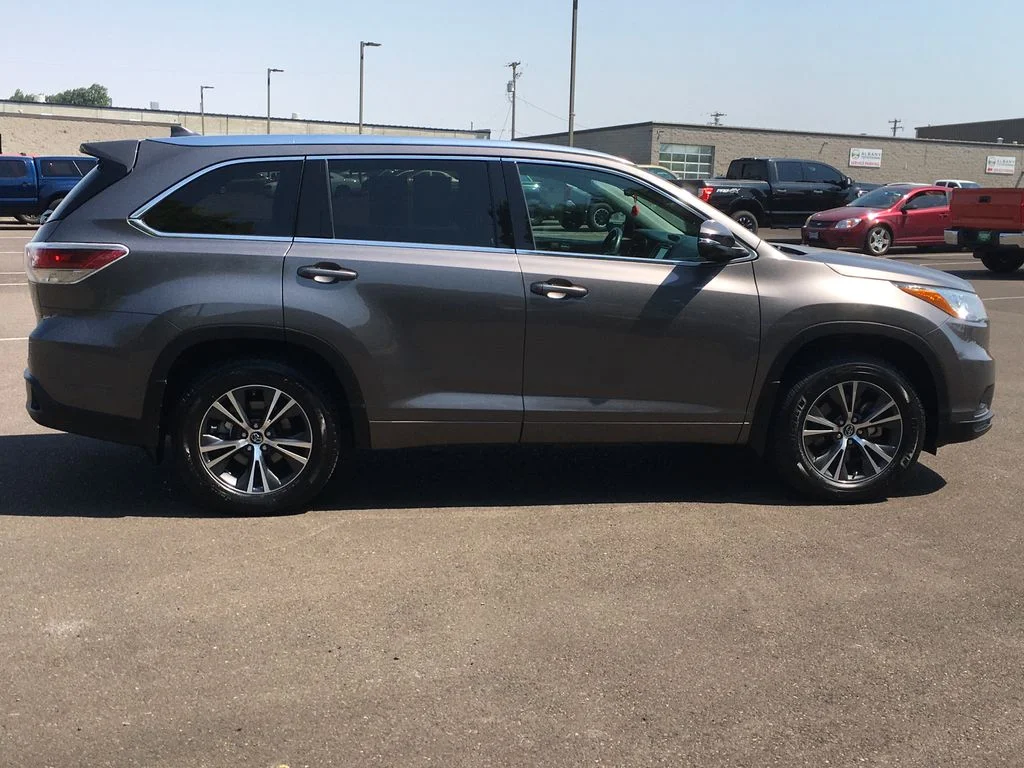 Used 2016 Gray Toyota XLE V6 image 8