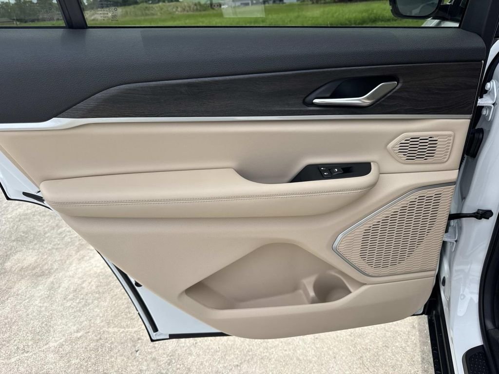New 2026 Bright White Clear-Coat Exterior Paint Jeep Limited image 29