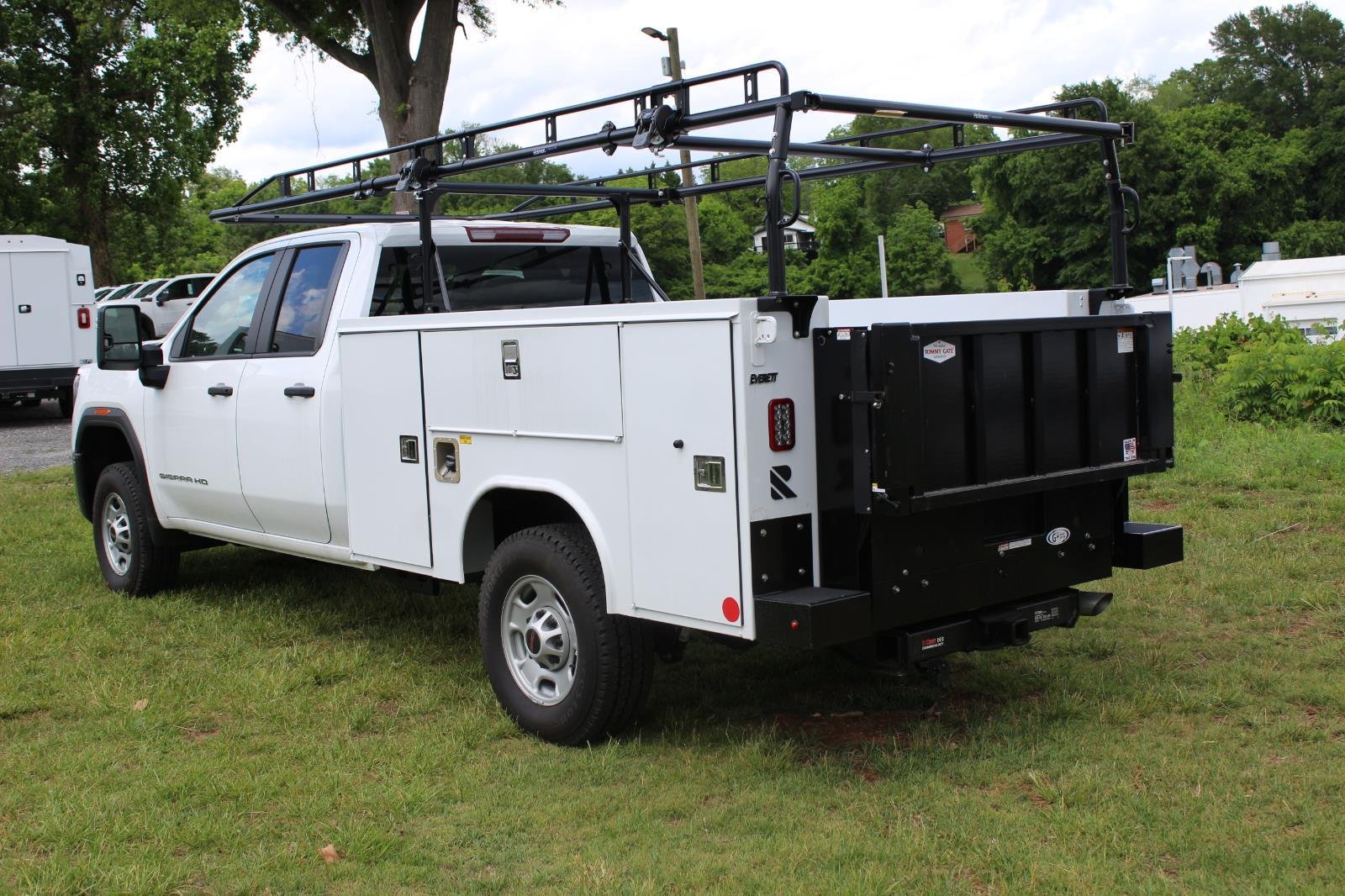 New 2025 Summit White GMC Pro image 5