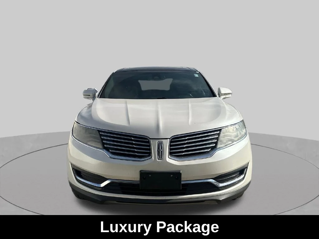 Used 2016 White Platinum Clearcoat Metallic Lincoln Reserve image 10