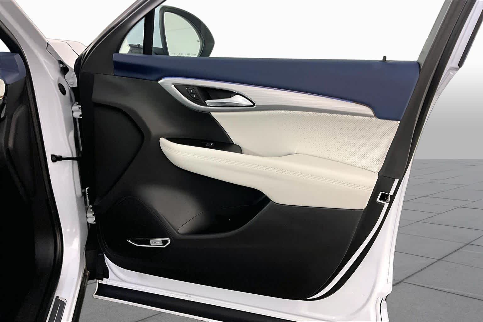 Used 2025 Iridescent White Tricoat Buick Avenir image 22