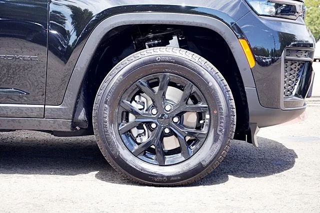 New 2026 Diamond Black Crystal Pearl-Coat Exterior Paint Jeep Altitude image 8