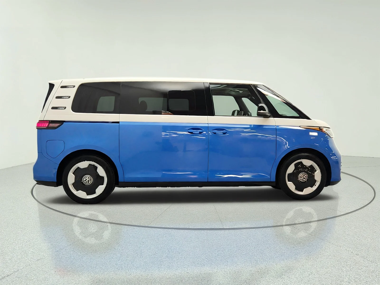 Used 2025 Cabana Blue Volkswagen Pro S Plus 4MOTION w/Two-Tone image 4