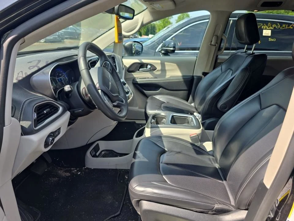 Used 2023 Black Chrysler Touring L image 6