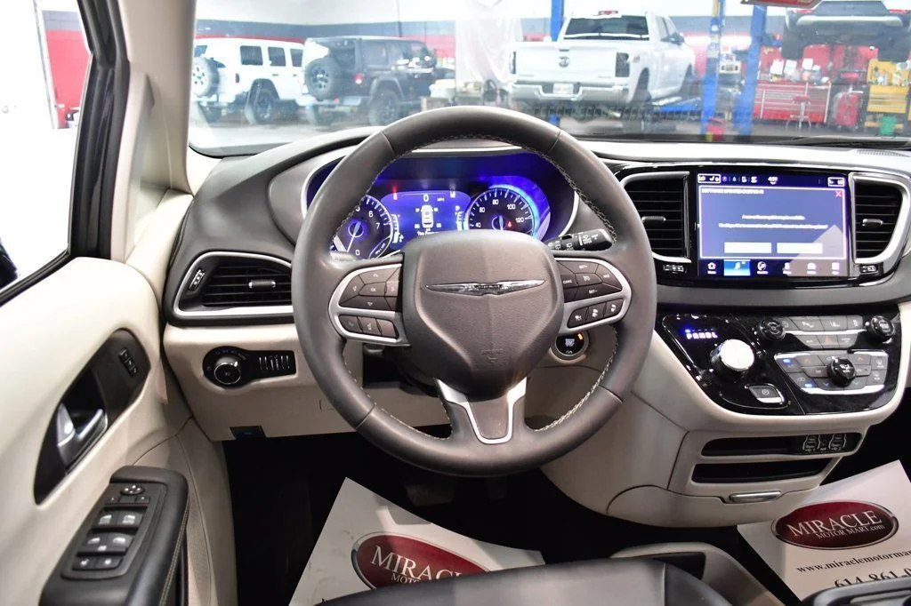 Used 2024 Black Chrysler Touring L image 10