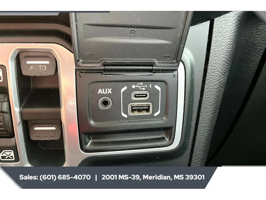 Used 2018 Bright White Clearcoat Jeep Unlimited Sahara image 23