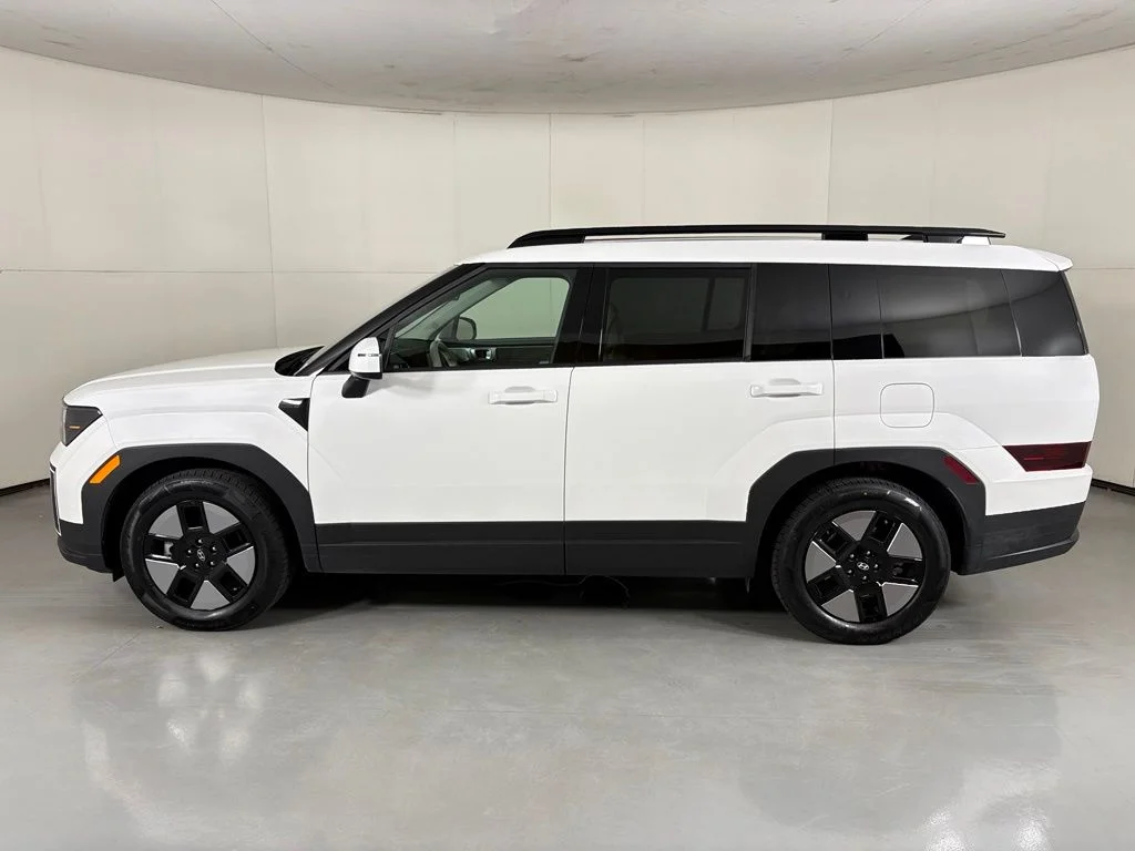 Used 2025 White Hyundai SEL image 5