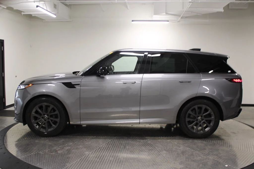 Used 2024  Land Rover Dynamic SE image 2