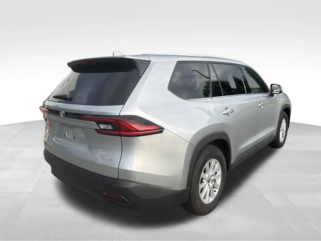 Used 2025 Silver Toyota XLE image 5