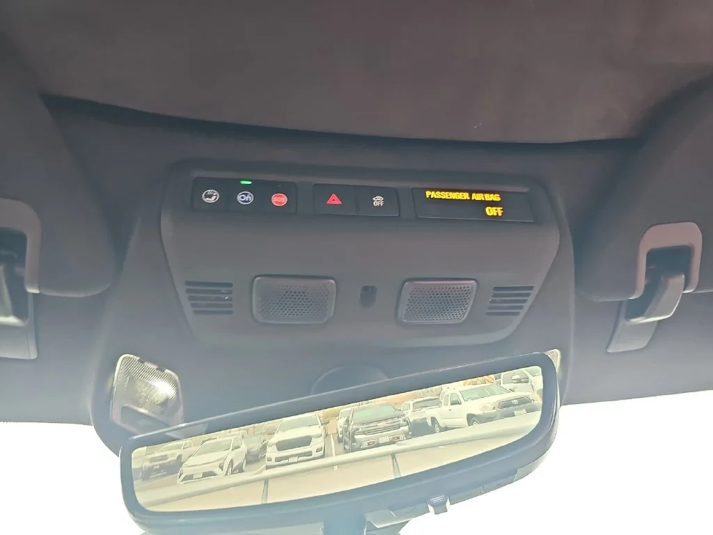 Used 2022 White Chevrolet Stingray image 31