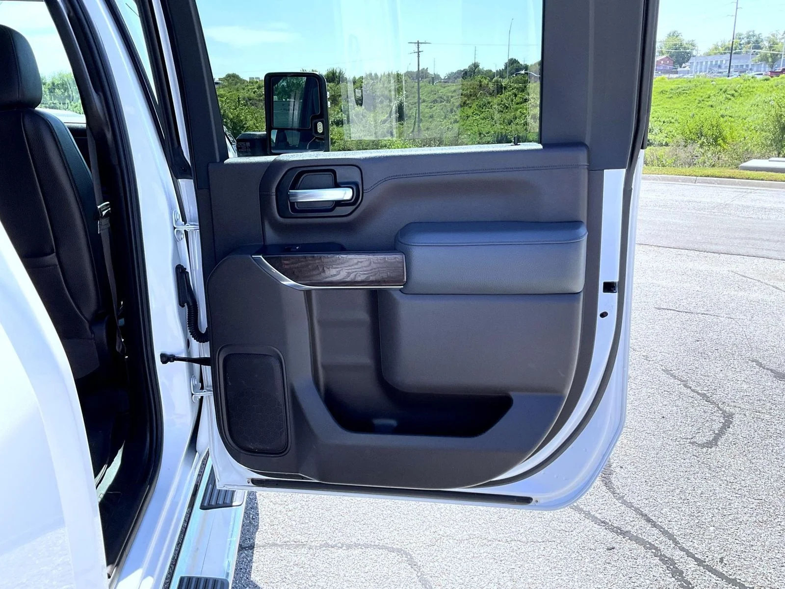 Used 2020 White GMC Denali image 17
