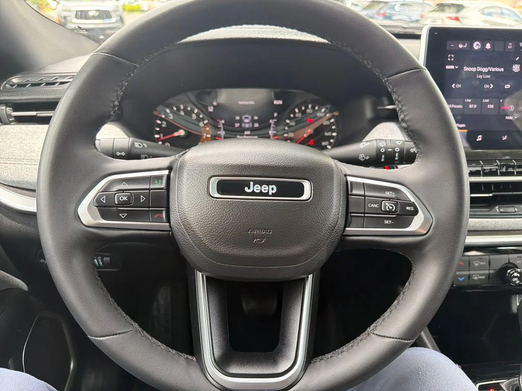 Used 2023 Diamond Black Crystal Pearlcoat Jeep Latitude Lux image 28