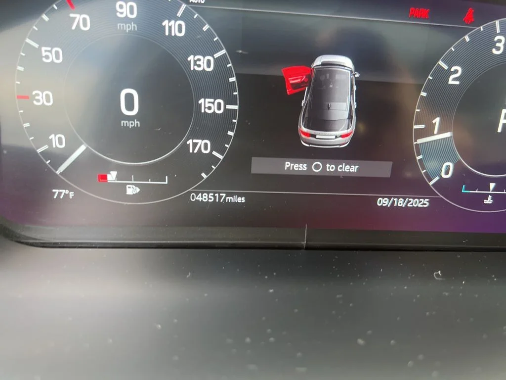 Used 2021 White Land Rover SE image 18