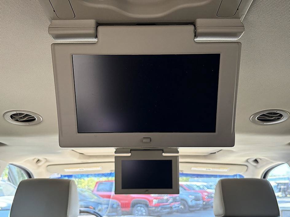 Used 2018 Mineral Metallic GMC Denali image 15