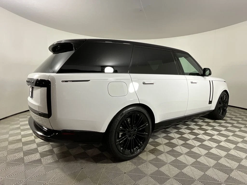 New 2026 Fuji White Land Rover SE 7 Seats image 2