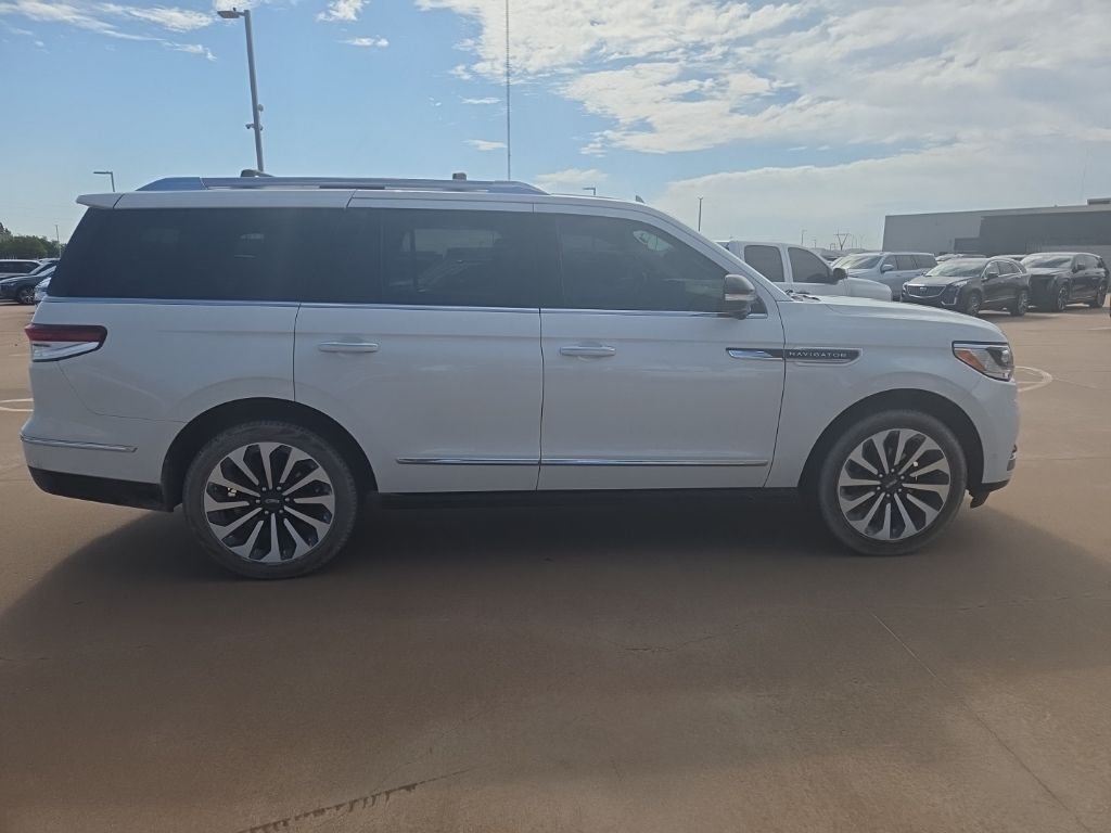 Used 2022 White Lincoln Reserve image 7