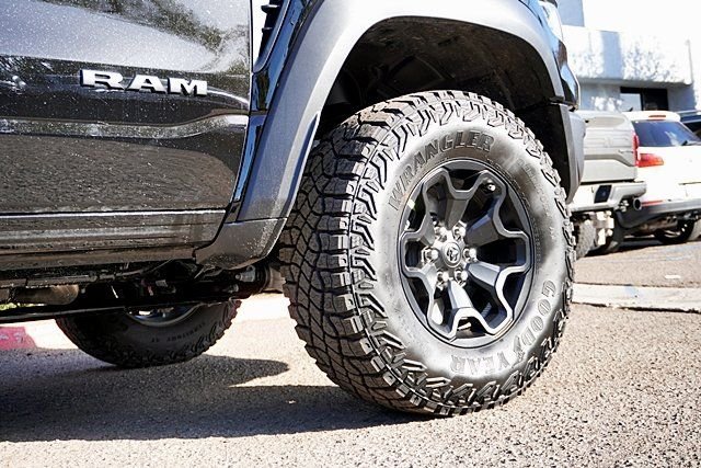 New 2026 Diamond Black Crystal Pearl-Coat Exterior Paint RAM RHO image 9