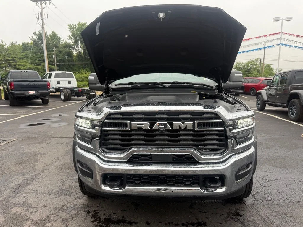 New 2026 Diamond Black Crystal Pearl-Coat Exterior Paint RAM Tradesman image 54
