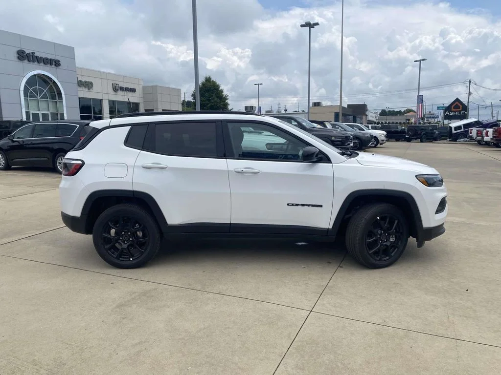 New 2026 Bright White Clear-Coat Exterior Paint Jeep Latitude Altitude image 36