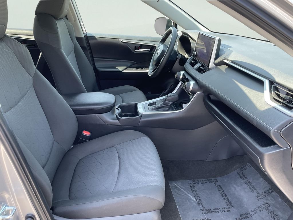 2024 Toyota RAV4 XLE - Photo 13