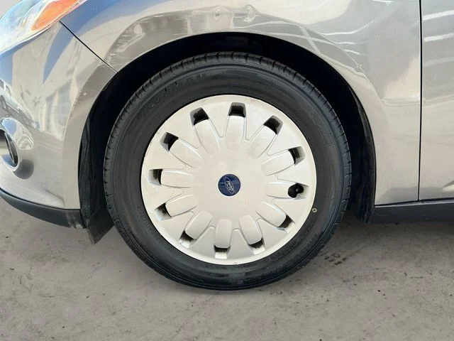 Used 2014 Gray Ford SE image 4