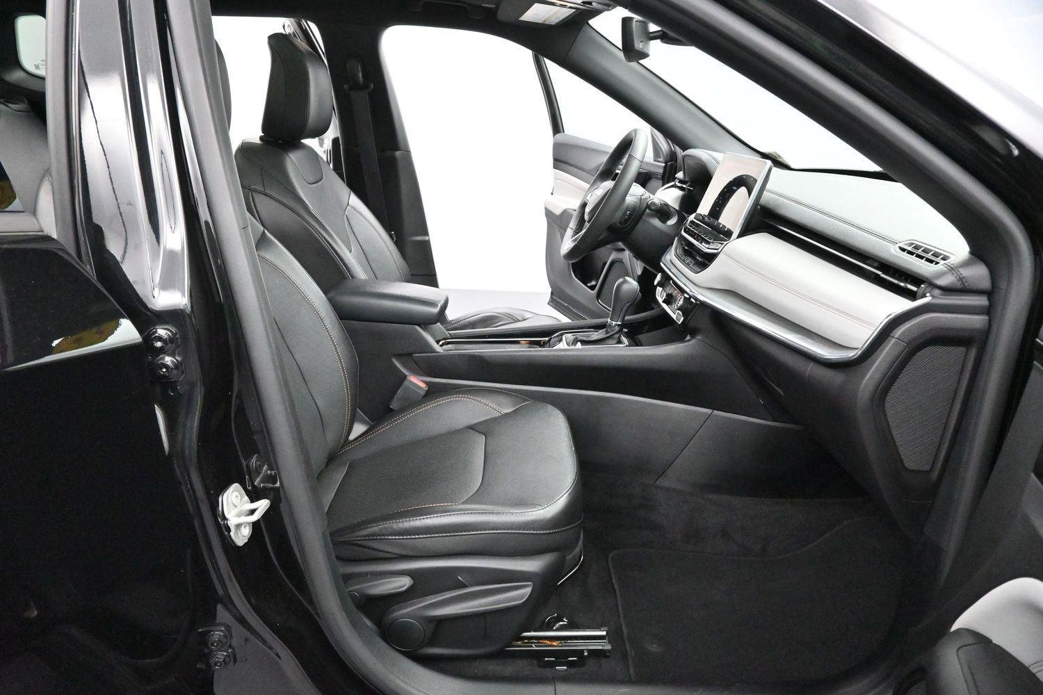 Used 2023 Diamond Black Crystal Pearlcoat Jeep Limited image 31