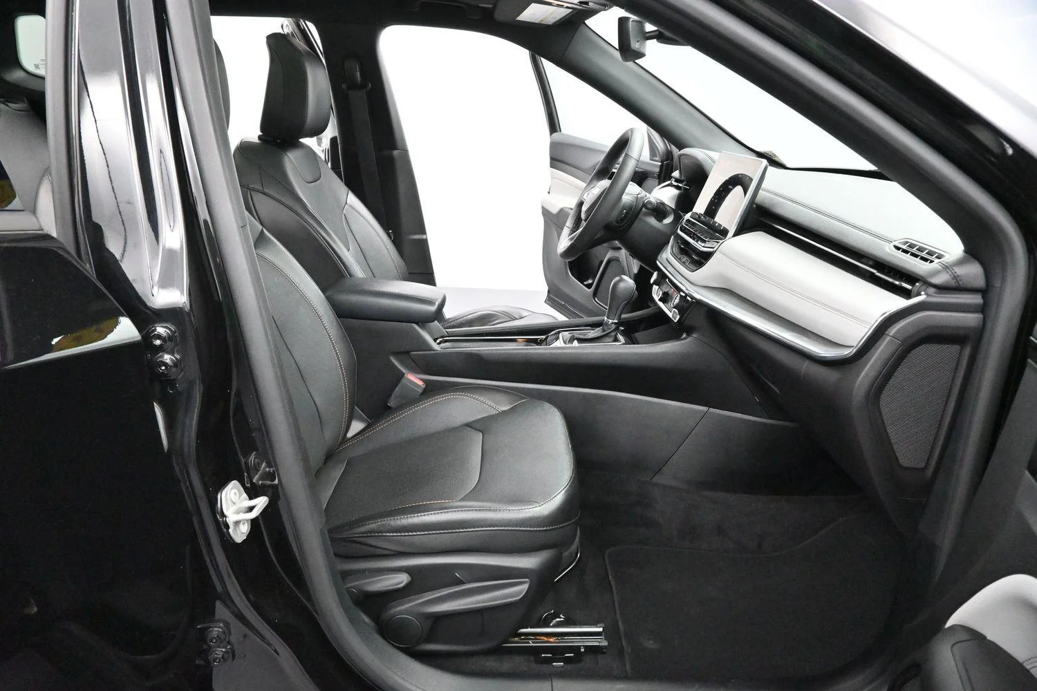 Used 2023 Diamond Black Crystal Pearlcoat Jeep Limited image 31