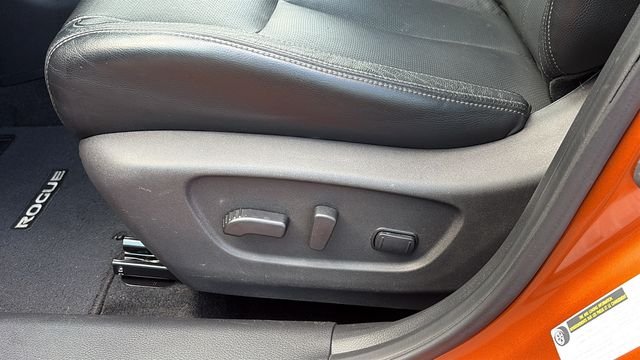 Used 2018 Orange Nissan SL image 10