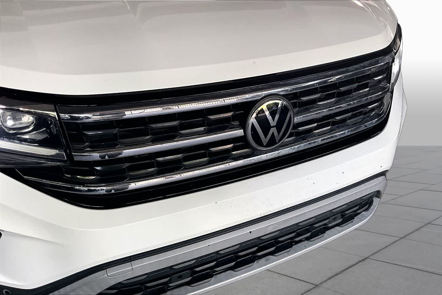 Used 2022 Pure White Volkswagen 3.6L V6 SE w/Technology image 29