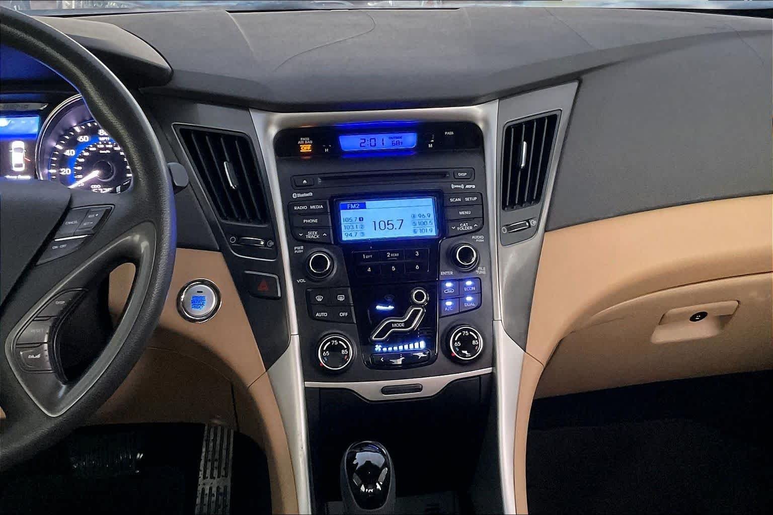 Used 2013 Porcelain White Pearl Hyundai  image 8