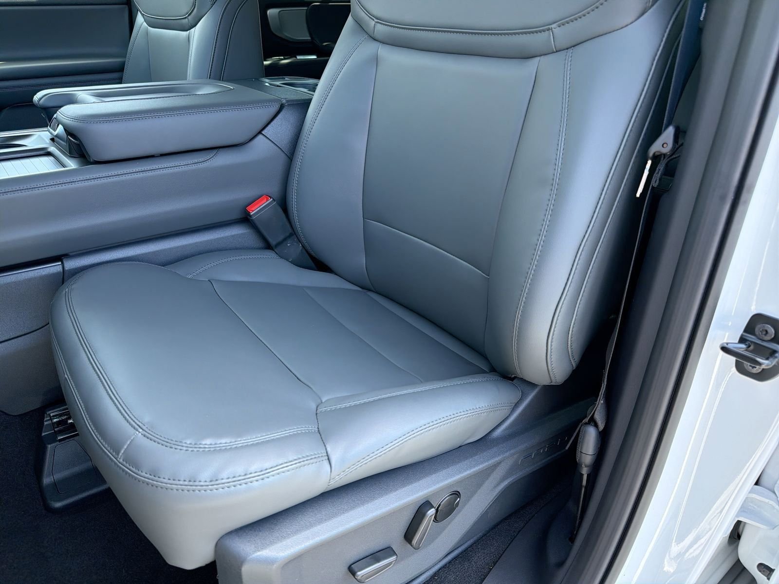 New 2026 Oxford White Ford Active image 17